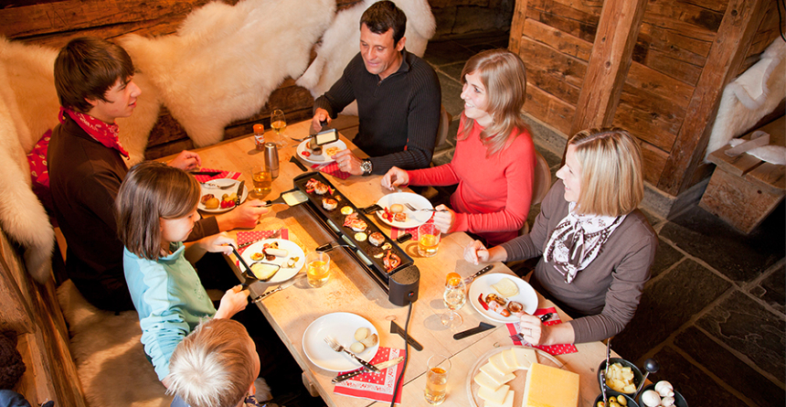 Ein Raclette Ofen sorgt für Spass an den kleinen Leckereien in geselliger Runde