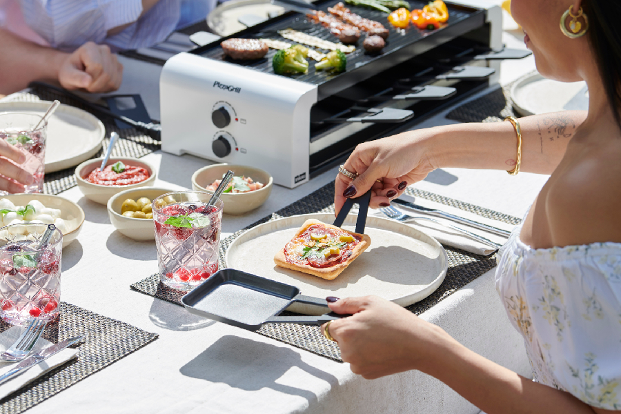 Balkon-Barbecue mit dem Elektro-Tischgrill